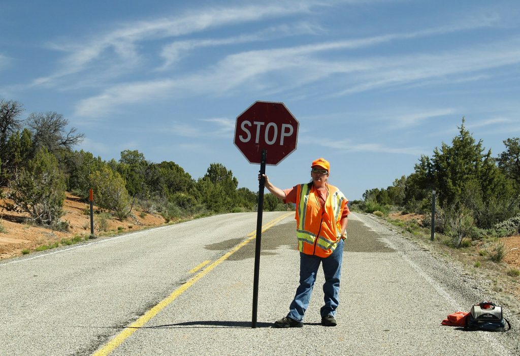 Obrera_trabaja_carretera_calor