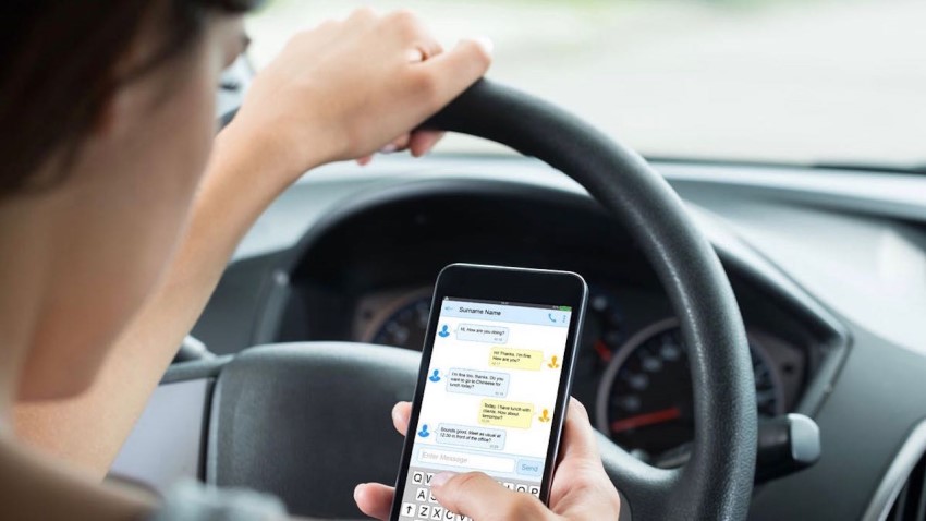 Conductora usando el móvil al volante